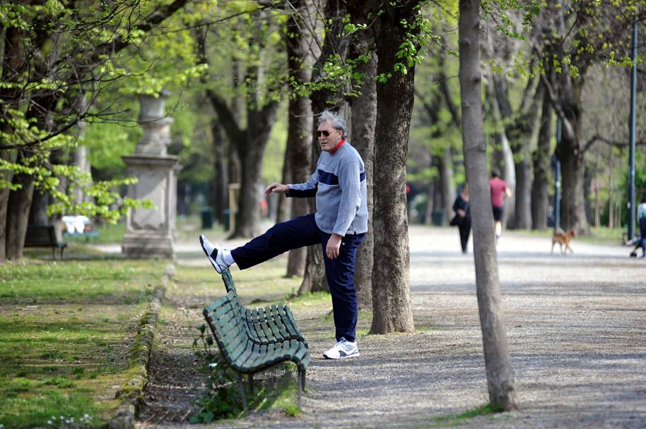 Dino Meneghin, 64 anni, fa stretching ai giardini pubblici di Milano. Olycom